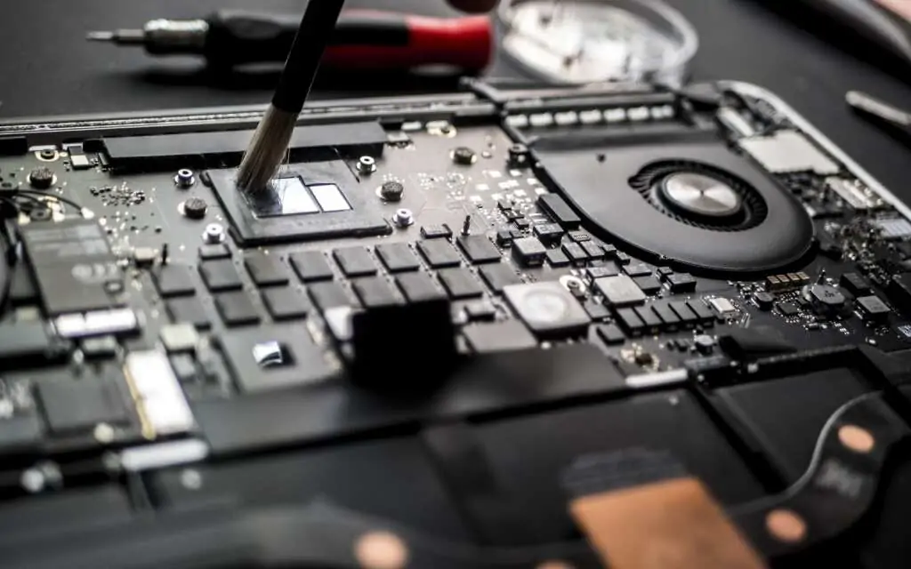 Besoin d'une réparation informatique à Menton ? AZURSERVICEINFO est là pour vous aider. Contactez-nous au 04 22 13 25 23 pour un service rapide et efficace.