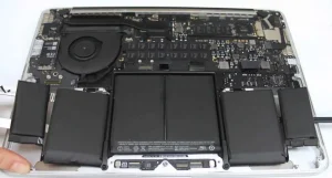 Remplacez la batterie de votre MacBook à Menton avec AZURSERVICEINFO. Service rapide et fiable. Contactez-nous au 04 22 13 25 23 pour un devis.